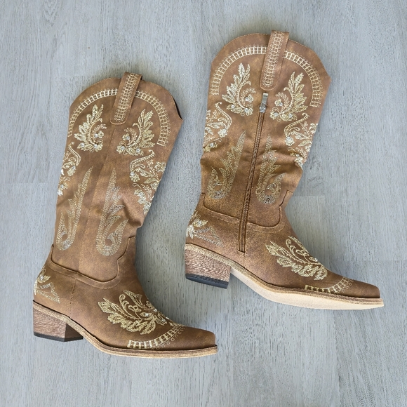 Embroidered Tan Western Cowboy Boots - Picture 14 of 15